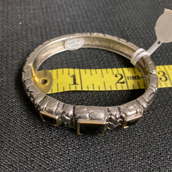 Fashion Jewelry - Classy Hinged Bangle BRACELET
- New w/Tags - Picture 4 of 4